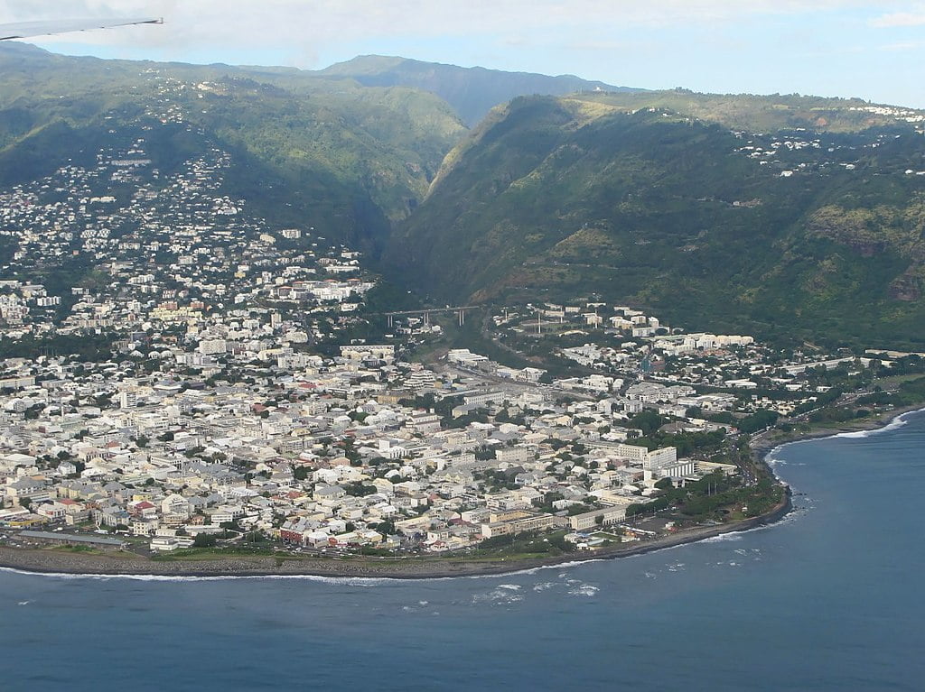 Lavion descend vers Saint-Denis (Réunion) - Prix du billet à intégrer dans un voyage à la Réunion